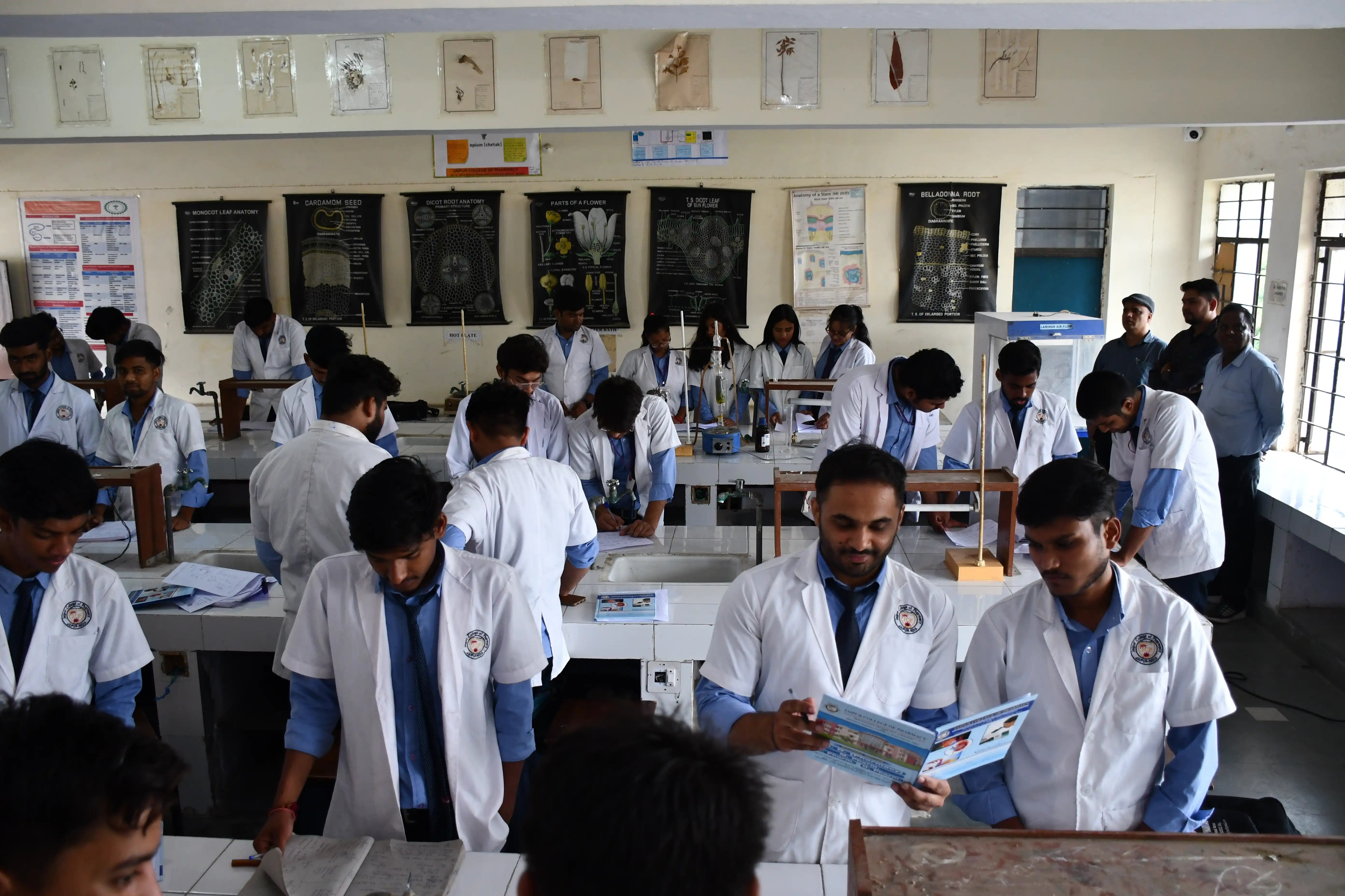 Pharmacognosy laboratory learning environment